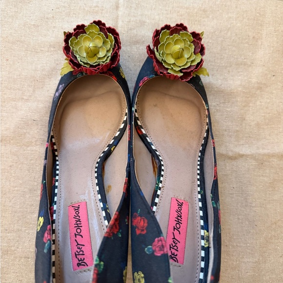 Betsey Johnson Black Floral Heels with Green Accents - Picture 2 of 5